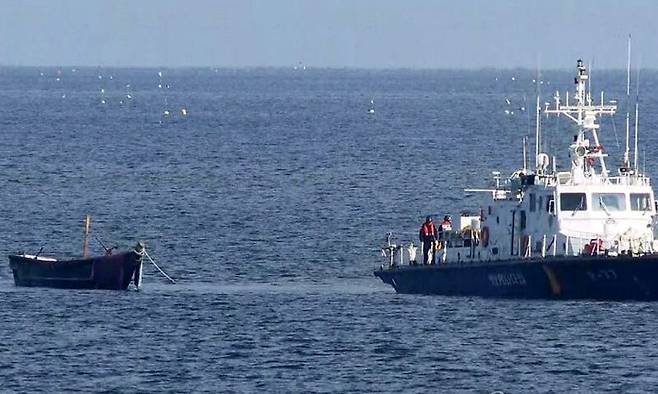 2023년 10월 24일 북한 주민 4명이 타고 동해 NLL을 넘어온 목선이 우리 지역으로 예인되는 모습 [사진 = 연합뉴스]