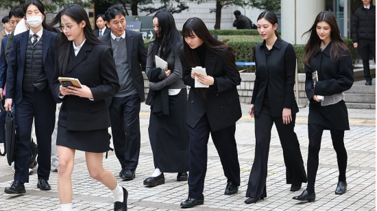 걸그룹 뉴진스가 지난 3월 7일 서울 서초구 서울중앙지방법원에서 열린 ‘기획사 지위보전 및 광고계약 체결 등 금지’ 가처분 신청의 심문기일을 마친 뒤 법원 청사를 나서고 있다. (사진=연합뉴스)