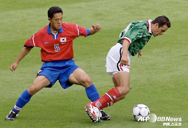 한국 U-22 축구 대표팀 이민성 감독의 선수 시절. 이민성 감독은 선수 시절 1998 프랑스 월드컵과 2002 한·일 월드컵에 출전했다. 사진=AFPBBNews=News1