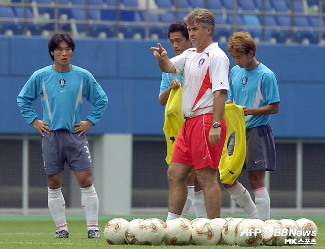 2002 한·일 월드컵에서 한국의 4강 진출을 이끌었던 거스 히딩크 감독(사진 가운데). 사진=AFPBBNews=News1