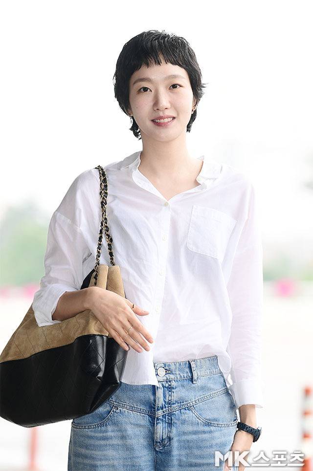 화이트 버튼업 셔츠와 연청 와이드 데님 팬츠를 매치했다. 사진=김영구 기자