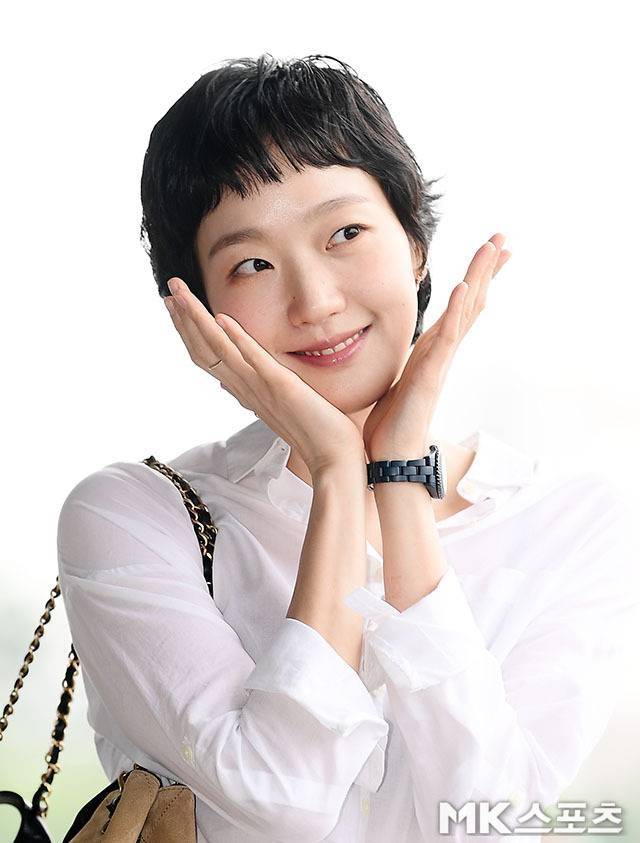 공항 현장에서 포착된 김고은은 밝은 미소와 함께 등장해 여유로운 출국길 분위기를 자아냈다. 사진=김영구 기자