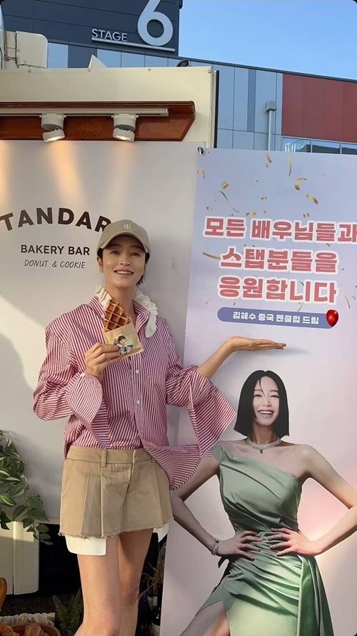 김헤수가 tvN 드라마 ‘시그널2’ 촬영 현장에 도착한 중국 팬들의 커피차 응원을 공개했다. 사진=김혜수 SNS