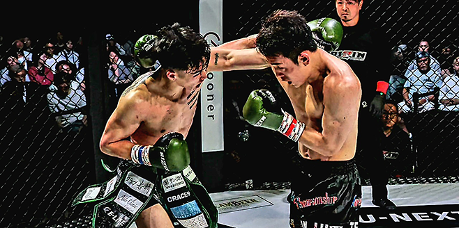 제4대 Rise 67.5㎏ 챔피언 우사미 히데 메이슨과 국제무에타이연맹 동아시아선수권대회 동메달리스트 조산해가 2025년 5월 인천광역시 파라다이스시티 라이진 월드시리즈 코리아 킥복싱 경기에서 서로의 공격을 피하고 있다. 사진=RIZIN FF