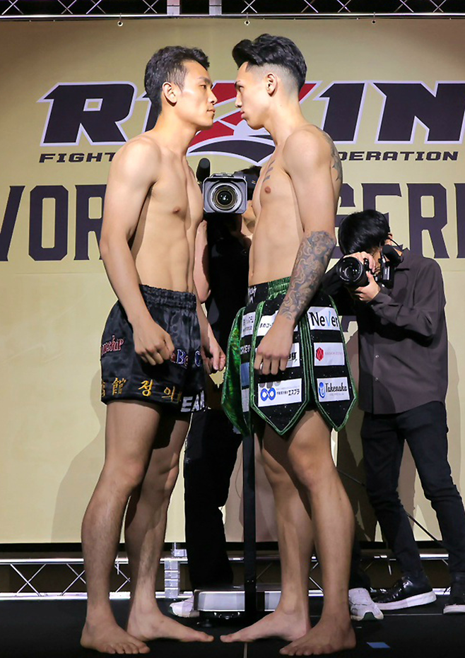국제무에타이연맹 동아시아선수권대회 동메달리스트 조산해와 제4대 Rise 67.5㎏ 챔피언 우사미 히데 메이슨이 2025년 5월 인천광역시 파라다이스시티 라이진 월드시리즈 코리아 킥복싱 경기 공개 계체 행사에서 마주 보고 있다. 사진=RIZIN FF