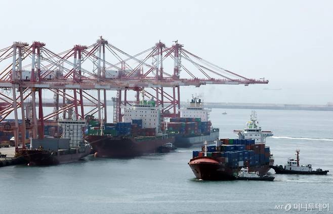 이날 부산 남구 신선대부두에 컨테이너선이 접안하고 있다. /사진=뉴시스