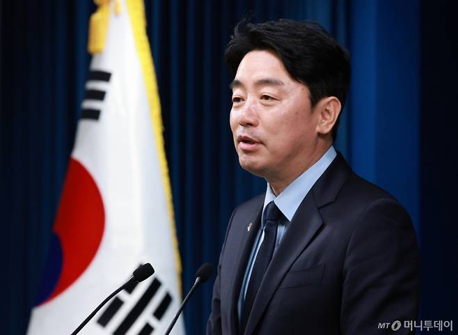 [서울=뉴시스] 고범준 기자 = 강훈식 비서실장이 5일 서울 용산구 대통령실 브리핑룸에서 기자단과 상견례를 하고 있다. 2025.06.05. bjko@newsis.com /사진=고범준