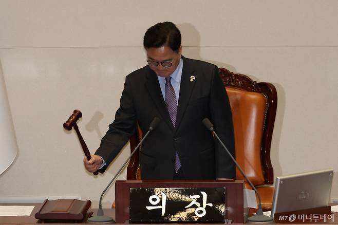 [서울=뉴시스] 권창회 기자 = 우원식 국회의장이 5일 서울 여의도 국회에서 열린 제426회 국회(임시회) 제1차 본회의에서 의사봉을 두드리고 있다. 2025.06.05. kch0523@newsis.com /사진=권창회