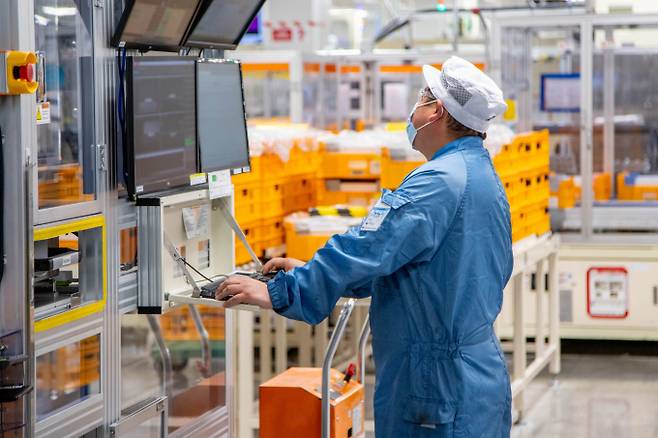 LG에너지솔루션 미시간 홀랜드 공장에서 직원이 배터리 생산 공정을 점검하고 있다. /사진=LG에너지솔루션