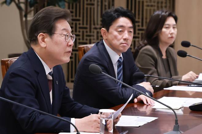 이재명 대통령이 '1호 행정명령'으로 구성한 비상경제점검 태스크포스(TF) 회의에서 공직자들에게 적극적인 정책 제안을 당부한 것으로 전해졌다. 사진은 이재명 대통령이 4일 서울 용산 대통령실 청사에서 열린 '비상경제점검 태스크포스(TF) 회의'에서 발언하고 있는 모습. /사진=뉴시스