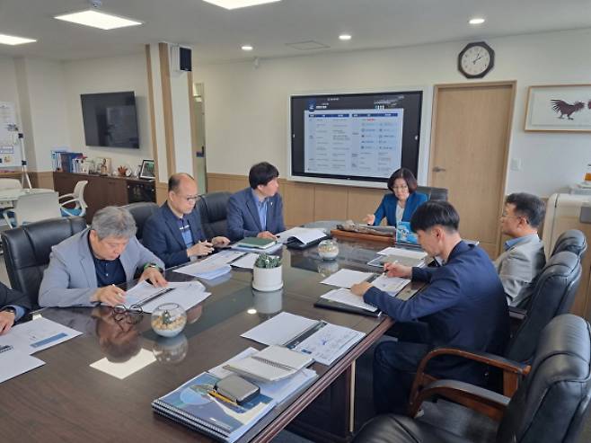 김보라 안성시장(가운데)이 지난 2일 안성시미래전략과제 발굴 용역 착수보고회에서 발언하고 있다. /사진제공=안성시