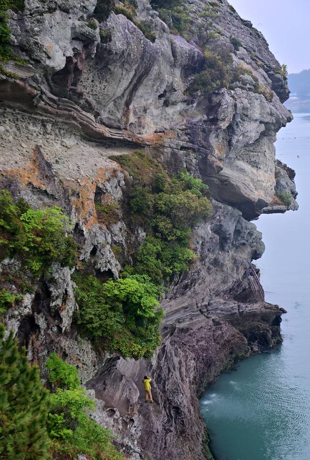 금당도의 비경 중의 비경인 교암청풍이다. 시간과 바다가 만들어낸 기이한 경관이 보는 이를 단번에 압도한다. 저 뒤 모퉁이 너머에도 기기묘묘한 풍경이 펼쳐진다. 아슬아슬해 보이지만, 바다를 끼고 걷는 길이 놓여있다.
