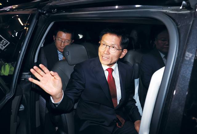 당사 떠나는 김문수  : 6·3 대통령 선거에서 패배한 김문수(오른쪽) 국민의힘 후보가 4일 서울 영등포구 여의동 국민의힘 당사에서 기자회견을 마친 뒤 차에 오르고 있다. 연합뉴스