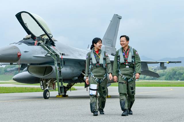 KF-16 앞에서 부부전투기 조종사 남편 강명진(오른쪽) 소령과 윤해림 소령이 포즈를 취하고 있다. 알래스카 레드 플래그 훈련에 부부 전투기 조종사로는 처음으로 함께 참여했다. 공군 제공