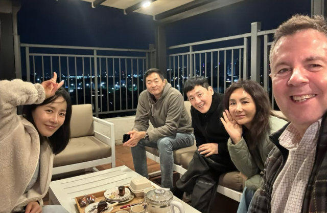 왼쪽부터 문정희-문정희 남편-현진영-오서운-로버트 할리 / 현진영 소셜미디어