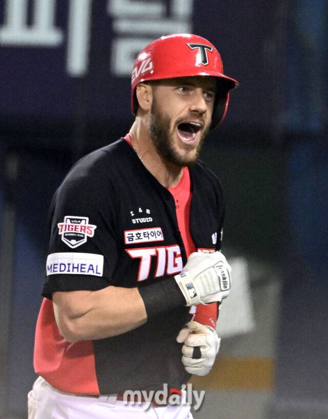 2025년 6월 4일 오후 서울 잠실구장에서 진행된 '2025 신한 SOL뱅크 KBO 리그' KIA 타이거즈와 두산 베어스의 경기.KIA 위즈덤이 6회초 1사 1루서 2점 홈런을 친 뒤 기뻐하고 있다./잠실 = 유진형 기자