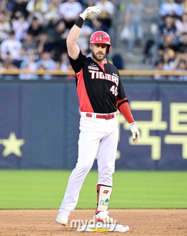 2025년 6월 4일 오후 서울 잠실구장에서 진행된 '2025 신한 SOL뱅크 KBO 리그' KIA 타이거즈와 두산 베어스의 경기.KIA 위즈덤이 4회초 무사 1.2루서 1타점 적시타를 치고 두산 중견수 정수빈의 포구 실책 때 2루를 밟은 뒤 기뻐하고 있다./잠실 = 유진형 기자