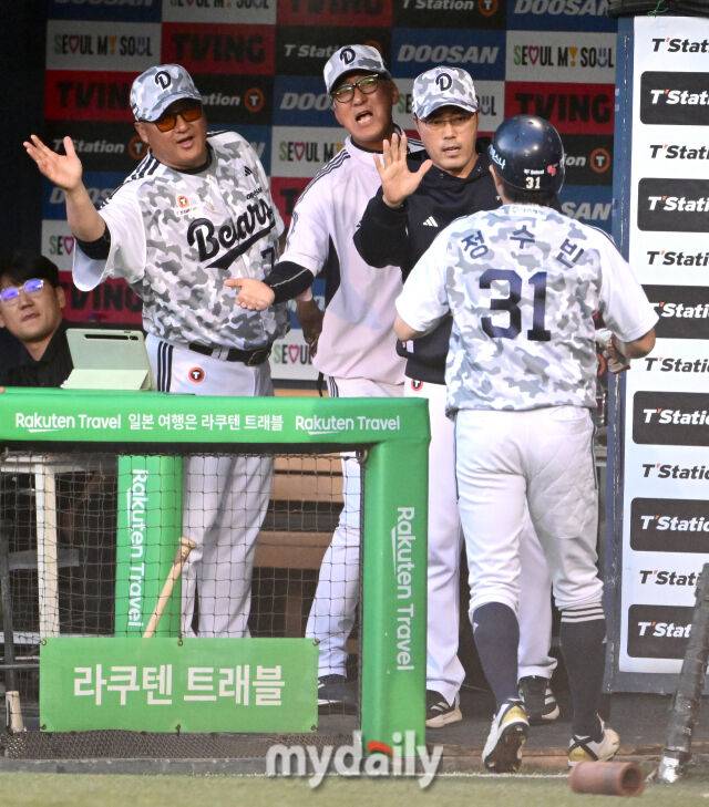 2025년 6월 4일 오후 서울 잠실구장에서 진행된 '2025 신한 SOL뱅크 KBO 리그' KIA 타이거즈와 두산 베어스의 경기. 두산 조성환 감독대행이 3회말 1사 2루서 양의지의 1타점 적시타 때 홈을 밟은 정수빈을 축하하고 있다./잠실 = 유진형 기자