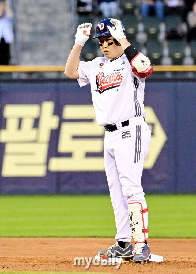 30일 오후 서울 잠실구장에서 진행된 '2025 신한 SOL뱅크 KBO 리그' KT-두산의 경기. 두산 양의지가 3회말 2사 1,2루에서 1타점 2루타를 때린 뒤 기뻐하고 있다./마이데일리