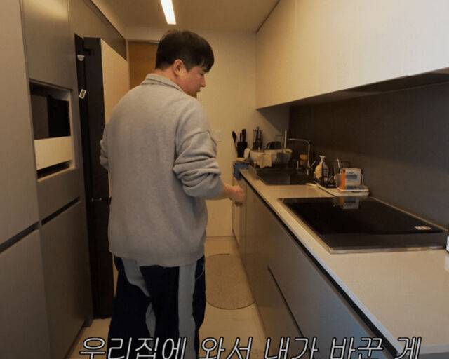 신동이 바꾼 싱크대와 냉장고를 자랑하고 있다. / 유튜브 '신동댕동' 캡처