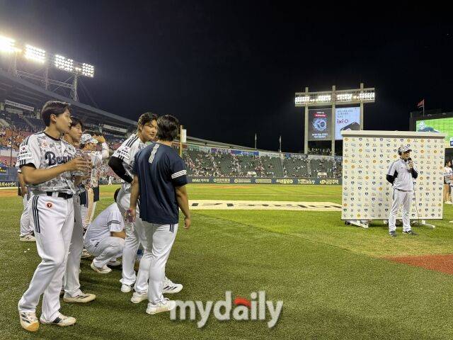 조성환 감독 대행의 첫 승리를 축하하고 있는 두산 베어스 선수단./잠실 = 박승환 기자