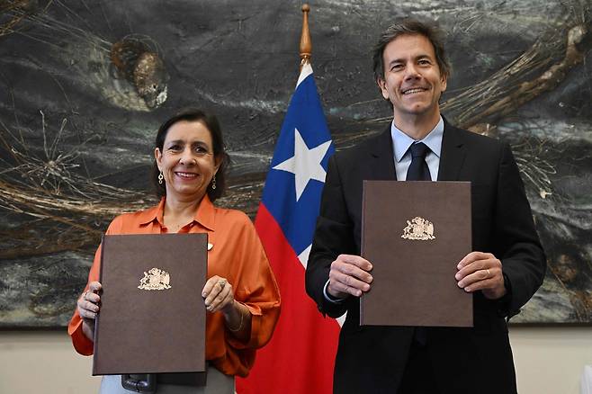 구글과 칠레 정부 관계자가 4일(현지시간) 칠레 산티아고에서 칠레~호주 해저 케이블 구축에 관한 협약을 체결하고 있다. [AFP]