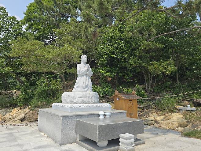 투표하러 우리 어부 들어왔으니, 오늘은 나라발전 기원. 소등섬의 기도하는 여인 석상