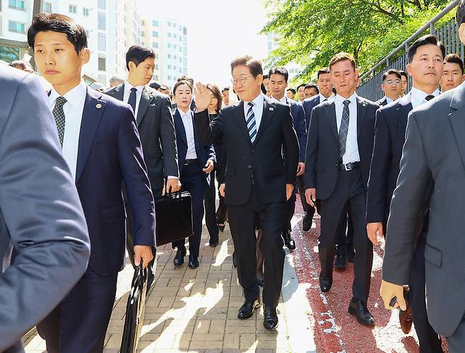 이재명 대통령이 지난 4일 공식 일정을 위해 인천 계양구 사저를 출발하며 근접 경호를 받고 있다. [연합]