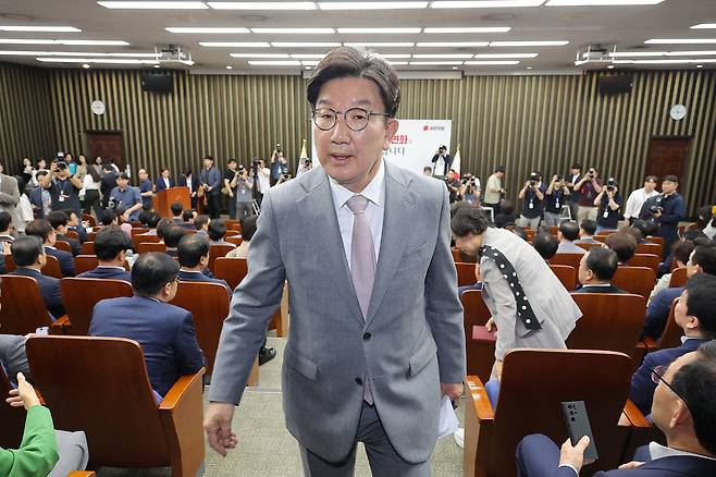 권성동 국민의힘 원내대표가 5일 서울 여의도 국회에서 열린 의원총회에서 사퇴 의사를 밝힌 뒤 회의장을 나서고 있다. [연합]