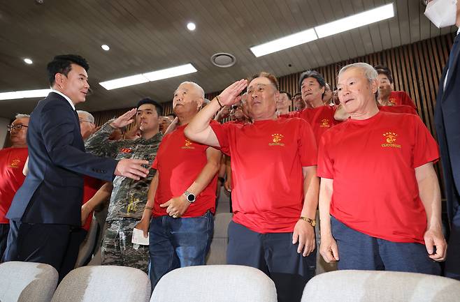 5일 국회 본회의에서 채해병 특검법이 통과되자 해병대 예비역 연대 관계자들이 거수 경례하고 있다. [연합]