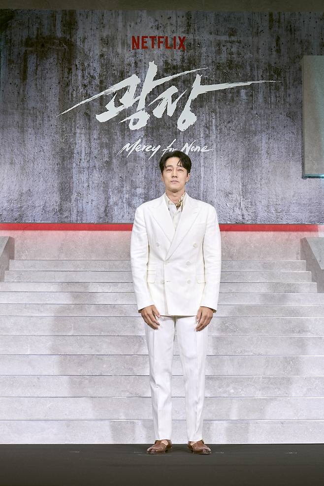 5일 넷플릭스 시리즈 ‘광장’ 제작발표회에서 배우 소지섭이 포즈를 취하고 있다 [넷플릭스 제공]