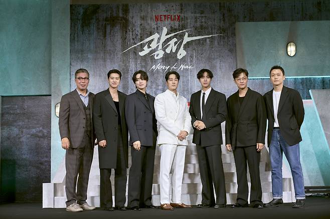 5일 넷플릭스 시리즈 ‘광장’ 제작발표회에서 출연진이 포즈를 취하고 있다 [넷플릭스 제공]