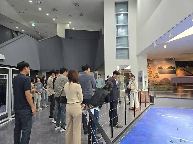 4일 울릉교육지원청이 독도의용수비대 기념관에서 호국정신함양 회의 개최 후 기념관을 견학하고 있다 [울릉교육정 제공]