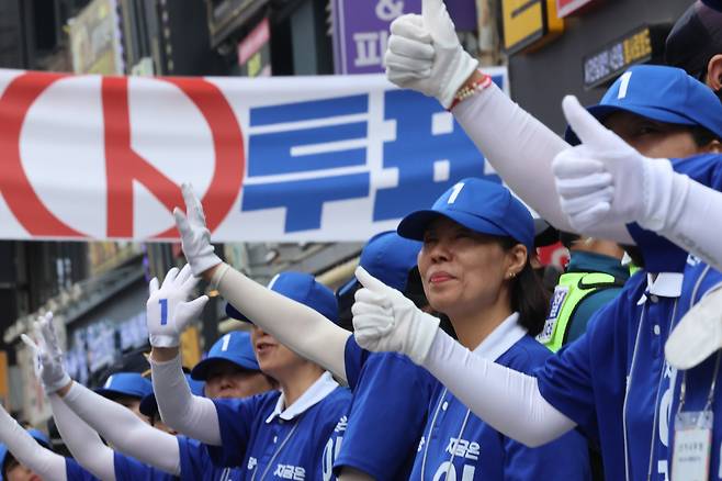 대선을 하루 앞둔 2일 더불어민주당 이재명 대선 후보의 유세가 열린 경기 광명시 철산로데오광장에서 선거운동원들이 열띤 유세활동을 하고 있다. [연합]