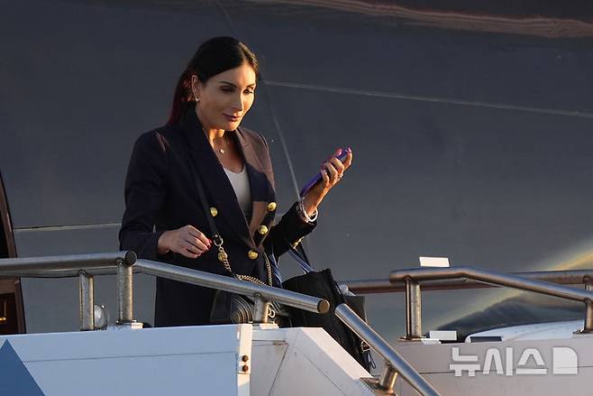 [필라델피아=AP/뉴시스] 미국 극우 선동가로 알려진 로라 루머가 지난해 9월 10일(현지시간) 미 대선 TV 토론이 열리는 펜실베이니아 필라델피아에서 도널드 트럼프 당시 공화당 후보의 전용기에서 내리고 있다. 2025.06.05.