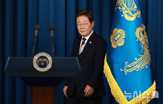 [서울=뉴시스] 고범준 기자 = 이재명 대통령이 4일 서울 용산 대통령실 청사에서 새 정부 첫 인사 발표를 하기 위해 연단에 오르고 있다. 2025.06.05. bjko@newsis.com