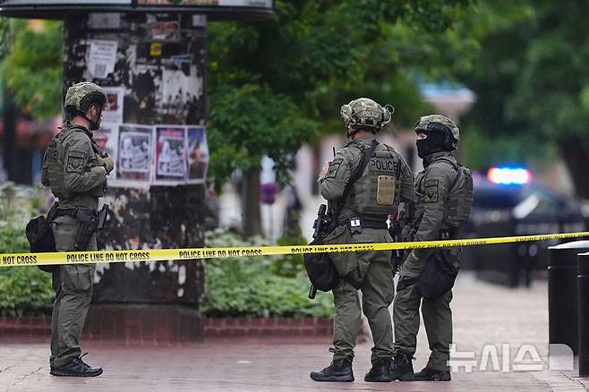 [볼더=AP/뉴시스] 지난 1일(현지 시간) 미국 콜로라도주 볼더에서 경찰이 친이스라엘 시위대 공격 사건을 조사하고 있다. 2025.06.05.