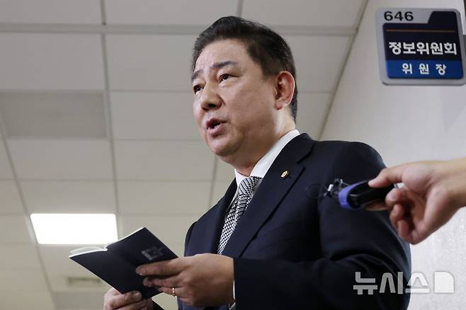 [서울=뉴시스] 조성우 기자 = 김병기 더불어민주당 의원이 지난해 12월 6일 오후 서울 여의도 국회에서 정보위원장과 홍장원 국가정보원 1차장 면담 내용을 브리핑하고 있다. 이날 일부 언론은 윤석열 대통령이 비상계엄을 선포한 지난 3일 홍장원 국정원 1차장에게 한동훈 국민의힘 대표를 체포하라고 직접 지시했다고 보도했다. 2024.12.06. xconfind@newsis.com