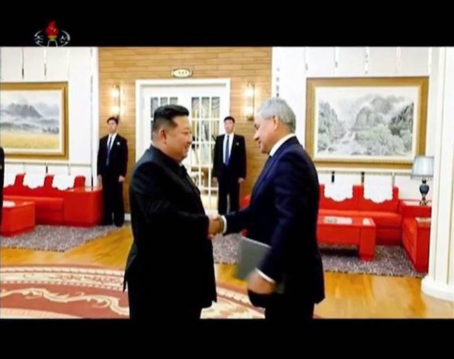 [서울=뉴시스] 북한 김정은 국무위원장이 지난해 9월 13일 러시아 세르게이 쇼이구 국가안보회의 서기를 만나 양국 협력 방안에 관해 논의했다고 조선중앙TV가 14일 보도하고 있다. (사진=조선중앙TV 캡처) 2025.06.05. photo@newsis.com *재판매 및 DB 금지