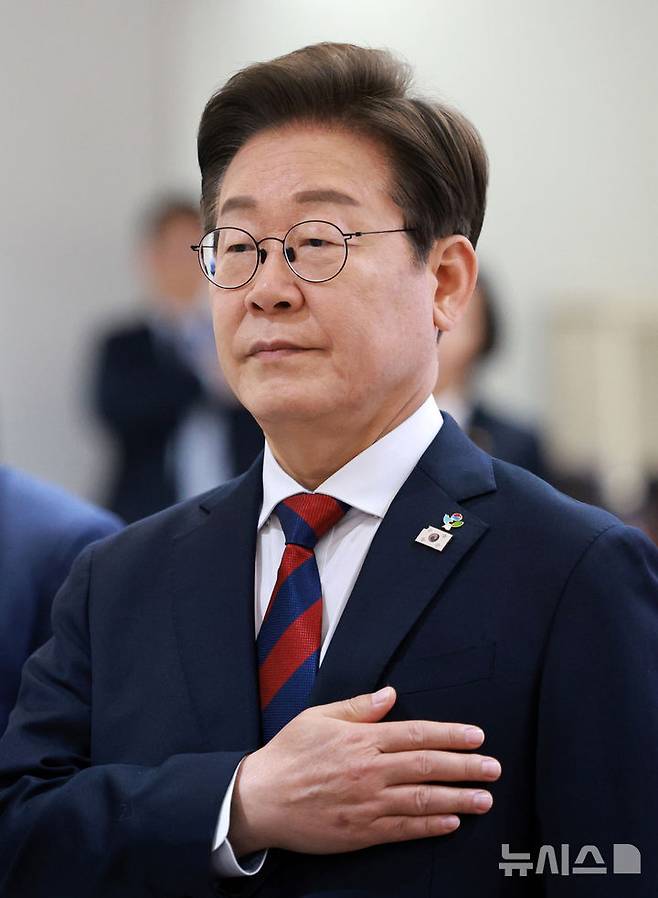 [서울=뉴시스] 고범준 기자 = 이재명 대통령이 5일 서울 용산구 대통령실 청사에서 열린 국무회의에서 국기에 경례를 하고 있다. 2025.06.05. bjko@newsis.com