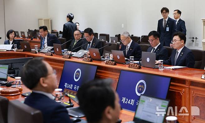 [서울=뉴시스] 고범준 기자 = 5일 서울 용산구 대통령실 청사에서 열린 국무회의에서 국무위원들이 시작을 기다리고 있다. 2025.06.05. bjko@newsis.com