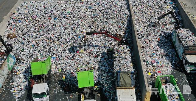 [수원=뉴시스] 김종택 기자 = 세계 환경의 날인 5일 경기 수원시 영통구 수원시자원순환센터에 각 가정에서 쏟아져 나온 플라스틱 폐기물이 가득 쌓여 있다. 2025.06.05. jtk@newsis.com