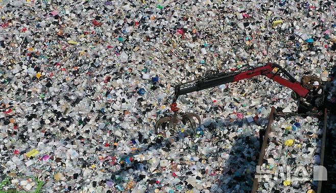 [수원=뉴시스] 김종택 기자 = 세계 환경의 날인 5일 경기 수원시 영통구 수원시자원순환센터에 각 가정에서 쏟아져 나온 플라스틱 폐기물이 가득 쌓여 있다. 2025.06.05. jtk@newsis.com