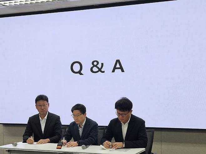 [서울=뉴시스] 박은비 기자 = SK텔레콤이 5일 서울 중구에 위치한 삼화빌딩에서 해킹 사고 이후 수습 상황에 대해 설명하는 일일브리핑을 진행했다. 사진 왼쪽부터 김희섭 PR센터장, 임봉호 MNO사업부장, 류정환 네트워크인프라센터장. 2025.06.05. silverline@newsis.com *재판매 및 DB 금지