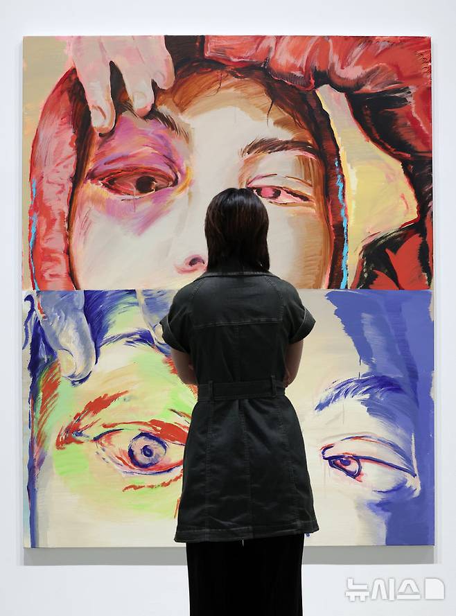 [서울=뉴시스] 박진희 기자 = 국제갤러리는 그룹전 'Next Painting: As We Are' 기자간담회를 5일 서울 종로구 국제갤러리에서 갖고 작가 이은새의 작품을 선보이고 있다. 이번 전시는 디지털 네이티브 작가 6인(고등어, 김세은, 유신애, 이은새, 전병구, 정이지)이 속도감과 몰입감을 요구하는 동시대의 이미지를 민감하게 포착하여 가장 오래된 매체인 회화의 물질성과 역사성에 대해 각기 다른 관점으로 해석한 작품을 선보인다. 2025.06.05. pak7130@newsis.com