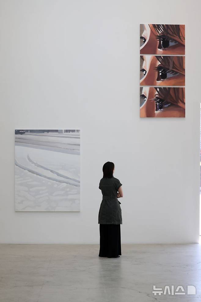 [서울=뉴시스] 박진희 기자 = 국제갤러리는 그룹전 'Next Painting: As We Are' 기자간담회를 5일 서울 종로구 국제갤러리에서 갖고 작가 정이지의 작품을 선보이고 있다. 이번 전시는 디지털 네이티브 작가 6인(고등어, 김세은, 유신애, 이은새, 전병구, 정이지)이 속도감과 몰입감을 요구하는 동시대의 이미지를 민감하게 포착하여 가장 오래된 매체인 회화의 물질성과 역사성에 대해 각기 다른 관점으로 해석한 작품을 선보인다. 2025.06.05. pak7130@newsis.com