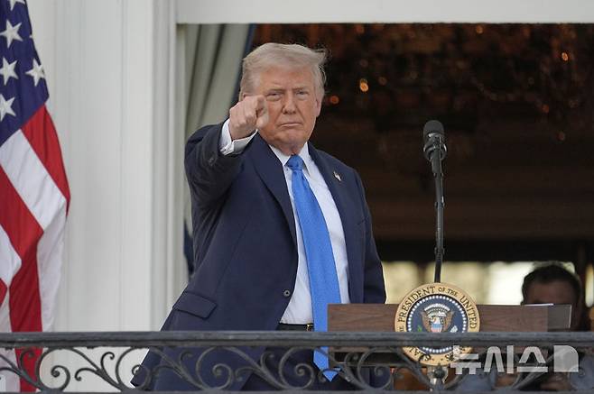 [워싱턴=AP/뉴시스] 도널드 트럼프 미국 대통령이 4일(현지 시간) 워싱턴 백악관에서 연설하며 손짓하고 있다. 2025.06.04.