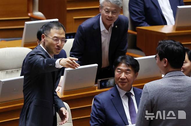 [서울=뉴시스] 조성우 기자 = 김상욱 더불어민주당 의원이 5일 오후 서울 여의도 국회에서 열린 제426회 국회(임시회) 제1차 본회의에서 동료 의원들과 대화하고 있다. 2025.06.05. xconfind@newsis.com