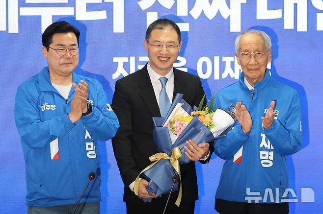 [서울=뉴시스] 권창회 기자 = 더불어민주당에 입당한 김상욱 의원이 19일 서울 여의도 더불어민주당 당사에서 열린 환영 입당식에서 윤여준, 박찬대 상임총괄선거대책위원장과 기념촬영을 하고 있다. 2025.05.19. kch0523@newsis.com