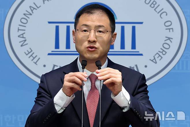 [서울=뉴시스] 조성우 기자 = 국민의힘을 탈당한 김상욱 무소속 의원이 15일 오전 서울 여의도 국회 소통관에서 이재명 더불어민주당 대선후보 지지를 선언하는 기자회견을 하고 있다. 2025.05.15. xconfind@newsis.com